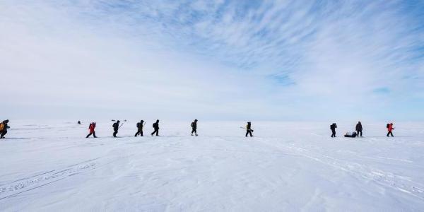 赌博平台的研究人员徒步穿越北极研究气候